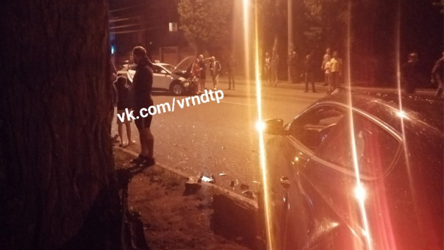 В Воронеже автомобилистка не уступила дорогу и спровоцировала ДТП: пострадали два человека