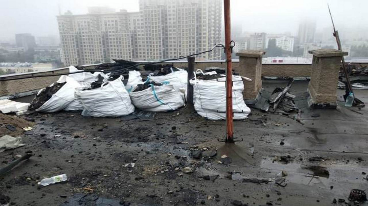4 декабря воронеж. Затопление с кровли. Воронеж затопленный дом. Затопленная многоэтажка. Разобранная крыша.