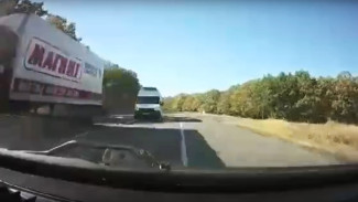 Вылетевшая на встречку скорая едва не устроила аварию на воронежской трассе: появилось видео