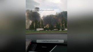 Чёрный дым накрыл Левый берег Воронежа из-за вспыхнувших гаражей