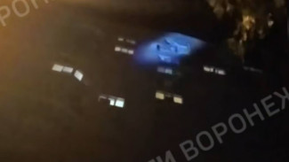 Появилось видео с места падения дрона в многоэтажку на Левом берегу Воронежа
