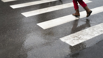 Двухлетняя девочка и 2 женщины пострадали в столкновении BMW в центре Воронежа