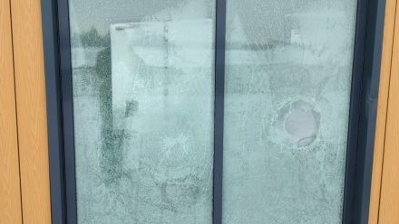 Вандалы разбили окна на смотровой площадке Петровской набережной в Воронеже