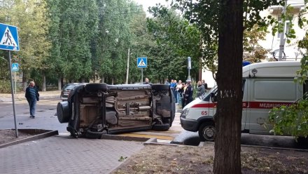 На «проклятом» перекрёстке в Воронеже вновь перевернулась иномарка 