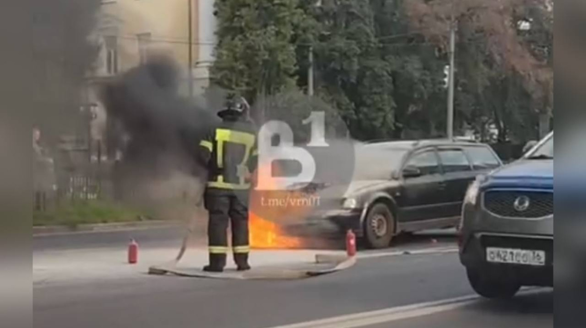 Легковушка загорелась на оживлённой дороге у воронежского педуниверситета –  Новости Воронежа и Воронежской области – Вести Воронеж