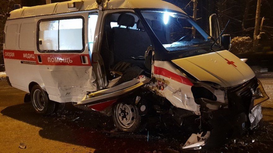 В Воронеже иномарка влетела в скорую: серьёзно пострадала фельдшер
