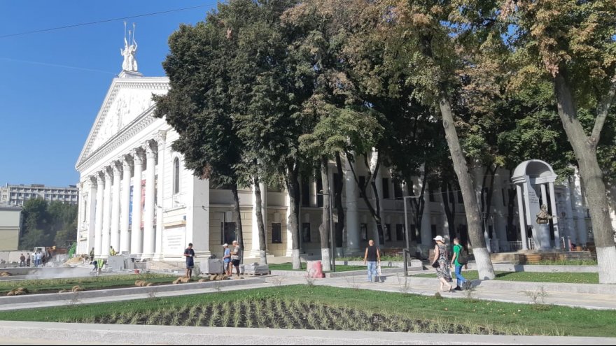 В Воронеже открыли обновлённый сквер у театра оперы и балета
