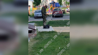 Мужчина в военной форме с ножом напугал воронежцев у детской площадки