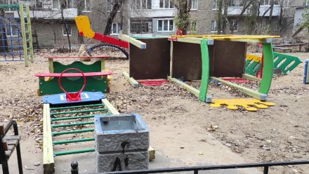 Воронежцы пожаловались на разрушенную после ремонта теплосети детскую площадку