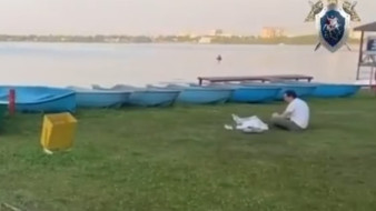 «Брат сидел у трупа». Появились душераздирающие кадры с места трагедии на пляже в Воронеже