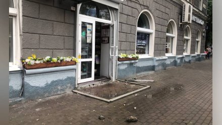 На оживлённой улице в центре Воронежа рухнула часть балкона