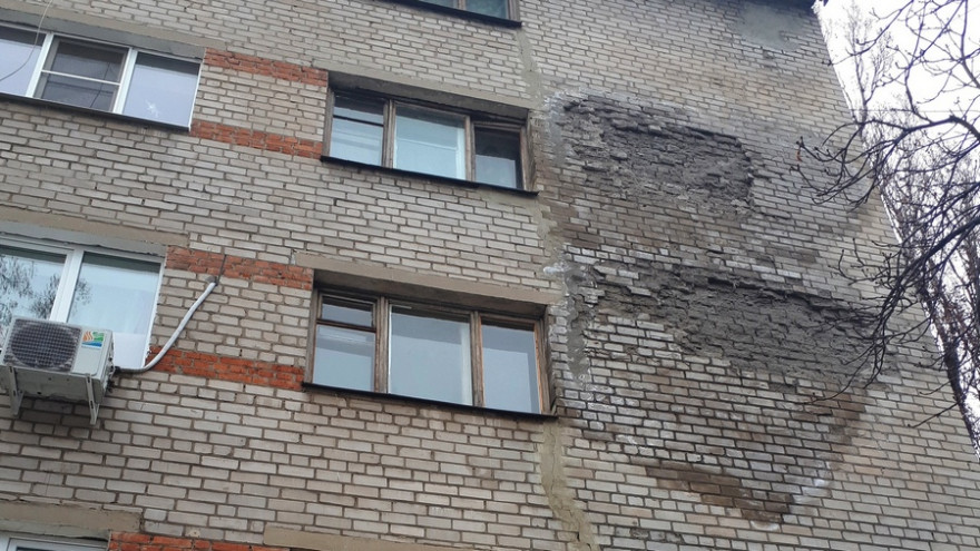 «В таком доме страшно жить». Воронежцы пожаловались на ужасное состояние пятиэтажки