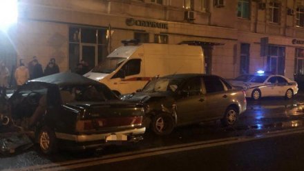 В ДТП в центре Воронежа погиб 17-летний парень и пострадали 6 человек