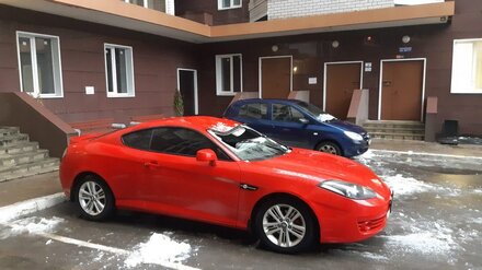 В центре Воронежа рухнувший с крыши снег пробил стекло иномарки