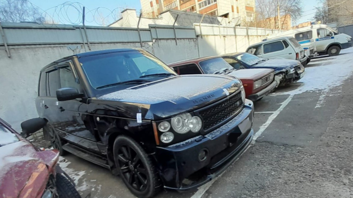 В Воронеже у 18-летнего парня возле бара угнали Land Rover – Новости  Воронежа и Воронежской области – Вести Воронеж