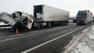 В Воронежской области грузовик влетел в автопоезд: пострадали оба водителя