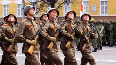 Парад Победы в Воронеже откроют 100 военных в форме образца 1943 года