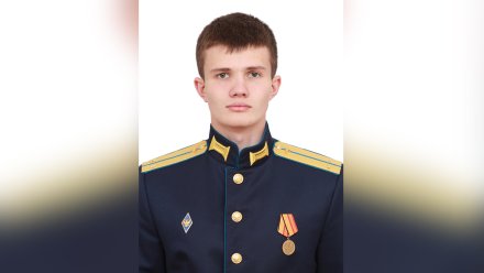 Выпускника воронежской Военно-воздушной академии наградили орденом Мужества