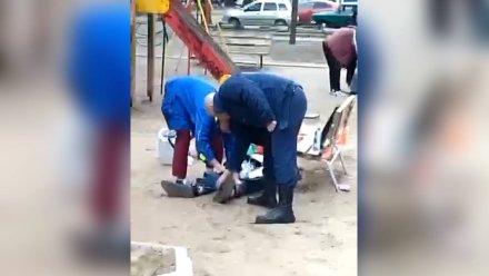 Воронежцы сообщили о трупе на детской площадке