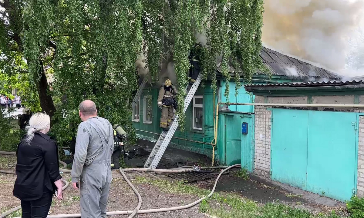 Частный дом загорелся на проспекте Труда в Воронеже – Новости Воронежа и  Воронежской области – Вести Воронеж