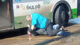 В Воронеже водитель автобуса повалил на землю неадекватного мужчину