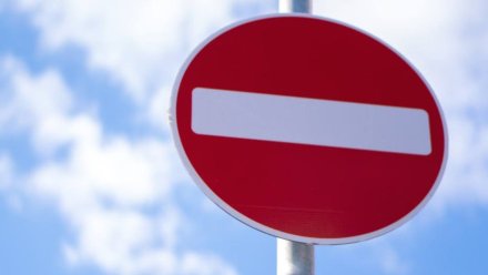 Столб упал на асфальтоукладчик на улице Ворошилова в Воронеже