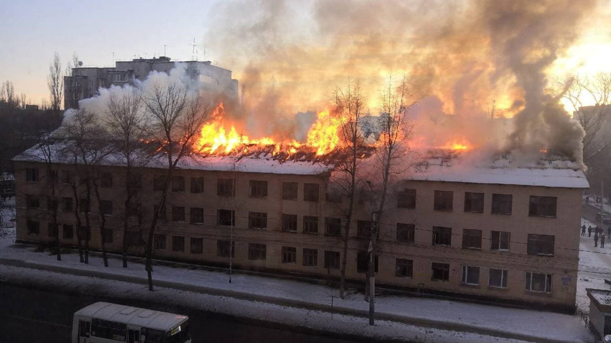 Полыхающий заброшенный дом в Воронеже сняли на видео | 28.12.2020 | Воронеж  - БезФормата