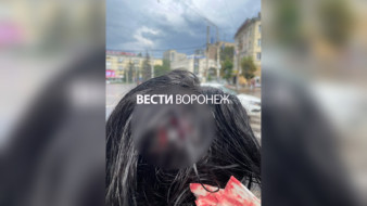 УК прокомментировала новость о падении куска фасада с дома в центре Воронежа