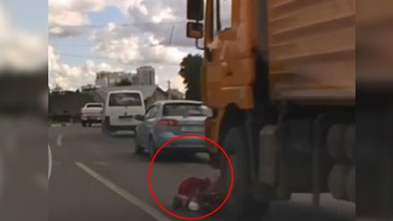 2-летняя девочка остаётся в больнице спустя 2 недели после ДТП с КамАЗом в Воронеже