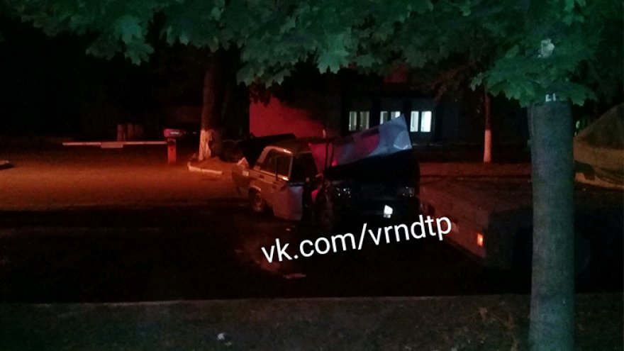 В Воронеже легковушка влетела в припаркованную фуру: погиб пожилой мужчина