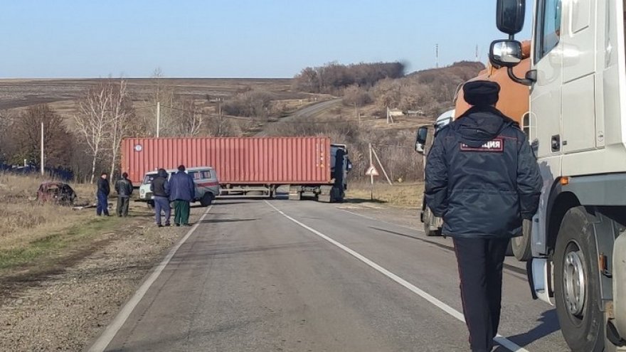 Под Воронежем фура раздавила легковушку вместе с водителем