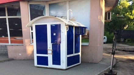С остановки «Газовая» в Воронеже убрали похожий на туалет игровой автомат