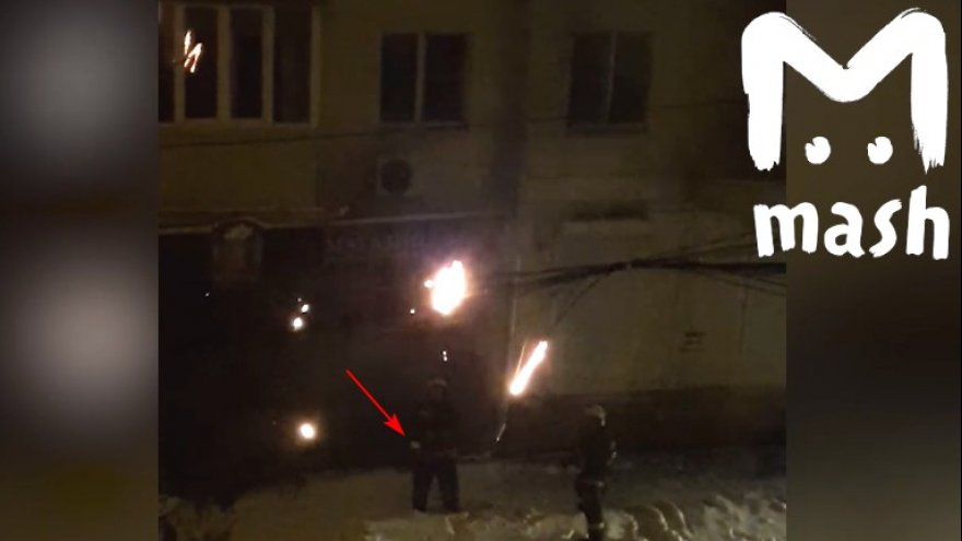 «Изящно и забавно». В МЧС похвалили воронежских спасателей, потушивших пожар снежками