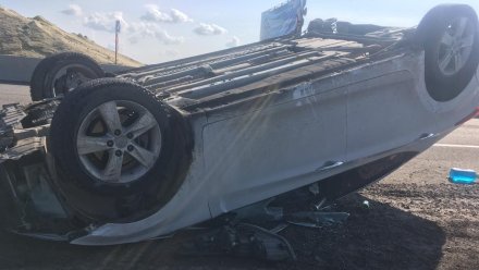 В Воронежской области автомобиль опрокинулся после столкновения с ограждением