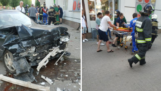 В Воронеже иномарка сбила людей на тротуаре: есть погибшие