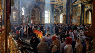 В Воронеже свечу с Благодатным огнём вынесли в Благовещенском соборе на Пасху