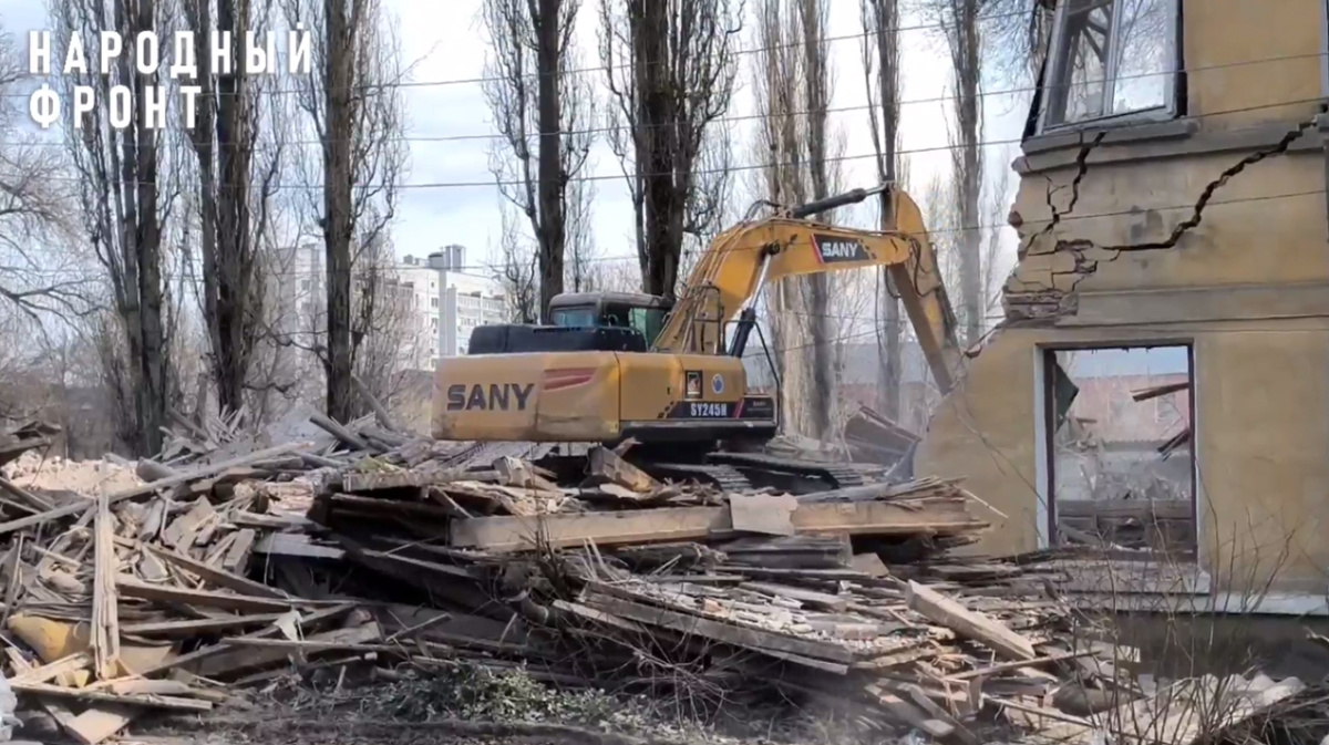 Под Воронежем начали сносить аварийные расселённые дома | 02.04.2024 |  Воронеж - БезФормата