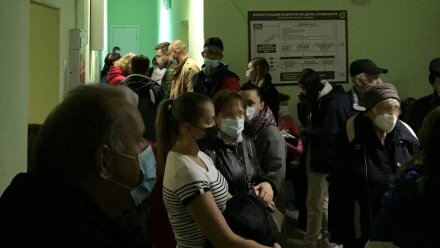 Воронежцы показали фото и видео из переполненных поликлиник в разных районах города