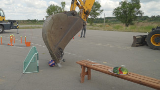 Играли в футбол и резали арбуз. В Воронеже прошёл конкурс машинистов экскаваторов  