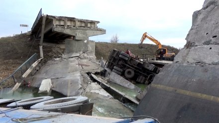 Один из пострадавших при обрушении моста в Воронежской области умер в больнице