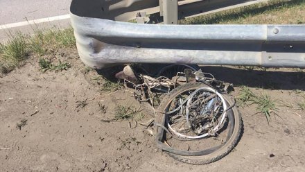 В Воронеже кроссовер сбил отца и сына на велосипедах: один из них погиб