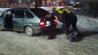Воронежские полицейские спасли от переохлаждения замёрзшую семейную пару