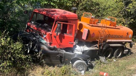 Два человека погибли и 1 пострадал при столкновении бензовоза с BMW под Воронежем