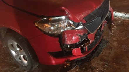 В центре Воронежа в ДТП с двумя легковушками пострадала автомобилистка
