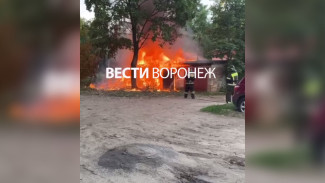 Гаражи вспыхнули на улице Ленинградской в Воронеже