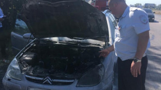 В Воронежской области инспекторы ДПС потушили загоревшийся на трассе автомобиль