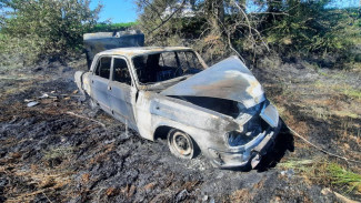 В Воронежской области автомобиль врезался в опору ЛЭП и загорелся