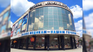 Закрытый воронежский кинотеатр поблагодарил борющихся с COVID-19 медиков