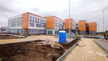 Территорию строящейся школы в Семилуках завалили мусором и металлоломом