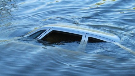 В Воронежской области легковушка упала в пруд: погиб мужчина
